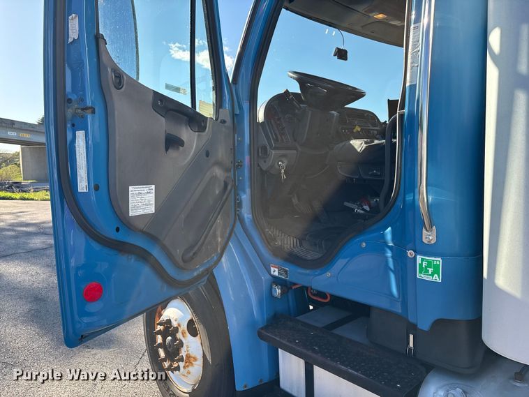 image for item EM0111 2015 Freightliner Business Class M2 box truck