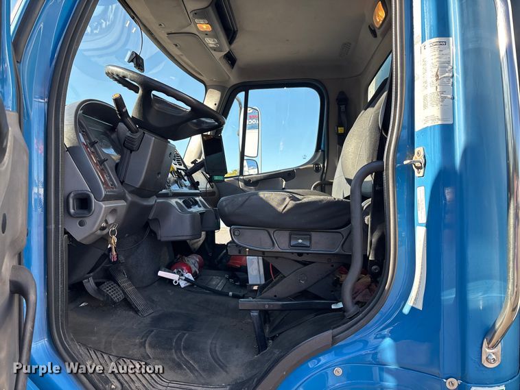image for item EM0111 2015 Freightliner Business Class M2 box truck