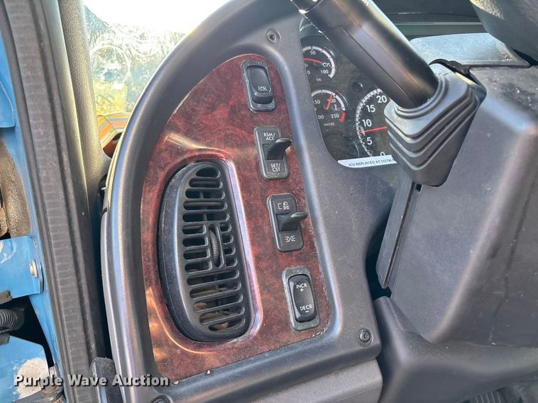 image for item EM0111 2015 Freightliner Business Class M2 box truck