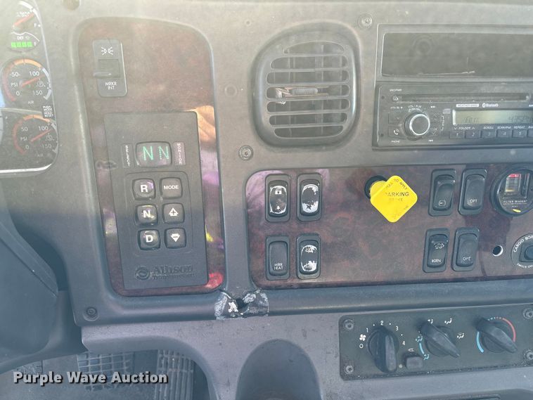 image for item EM0111 2015 Freightliner Business Class M2 box truck