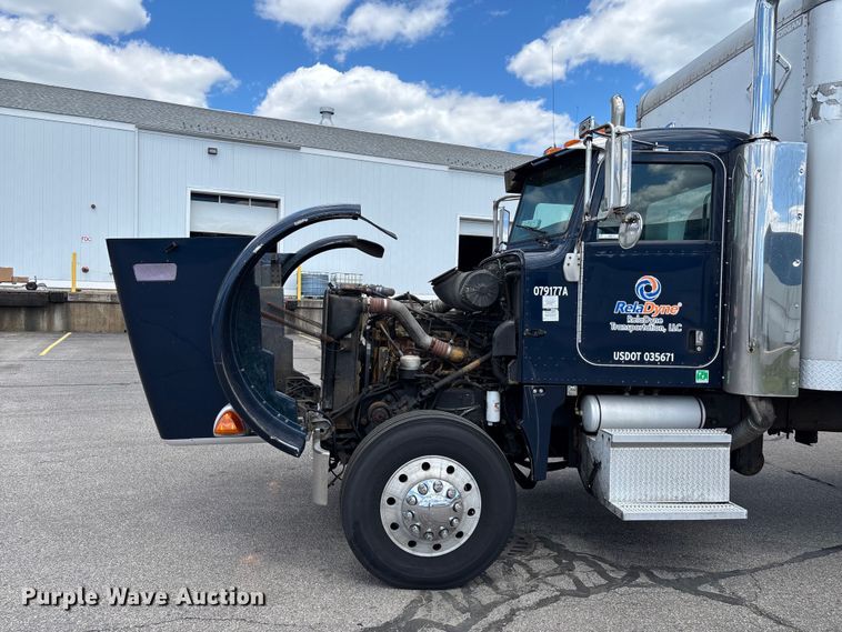 image for item EM0113 2007 Peterbilt 357 box truck