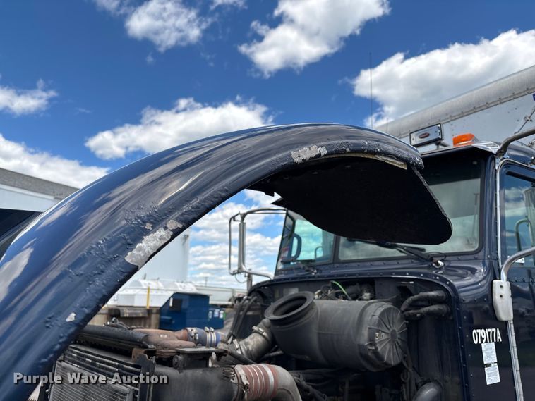 image for item EM0113 2007 Peterbilt 357 box truck