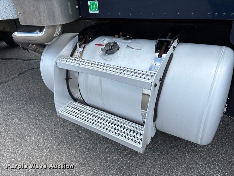 image for item EM0113 2007 Peterbilt 357 box truck