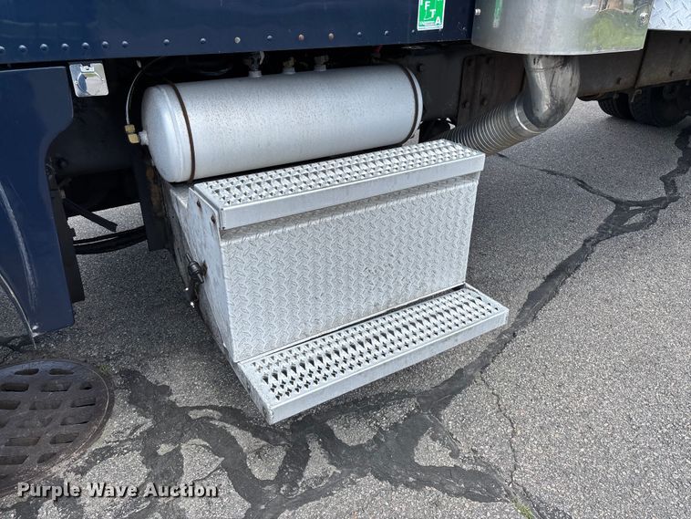 image for item EM0113 2007 Peterbilt 357 box truck