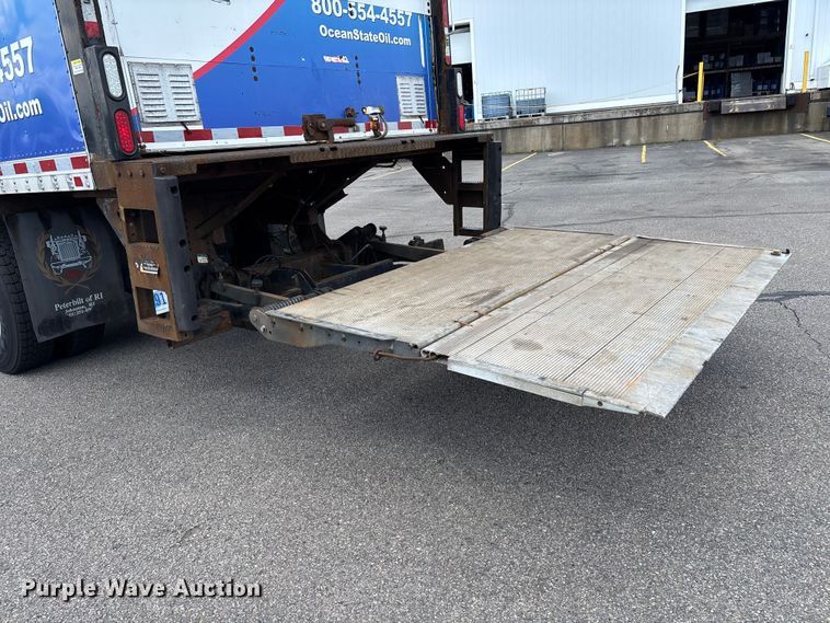 image for item EM0113 2007 Peterbilt 357 box truck