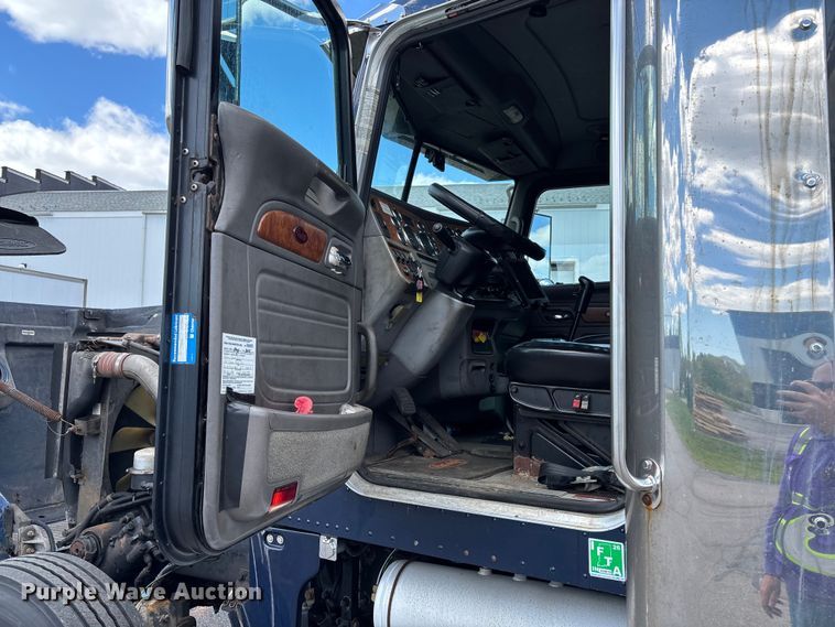 image for item EM0113 2007 Peterbilt 357 box truck