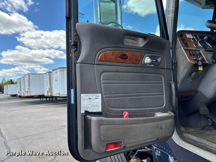 image for item EM0113 2007 Peterbilt 357 box truck