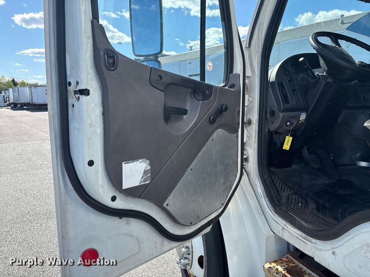 image for item EM0114 2012 Freightliner Business Class M2 box truck