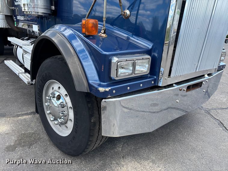 image for item EM0115 2007 Western Star 4900 box truck