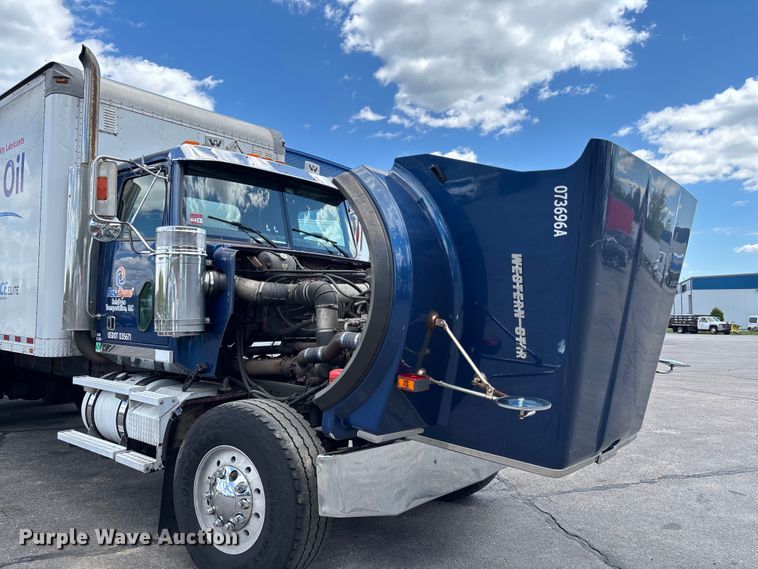 image for item EM0115 2007 Western Star 4900 box truck