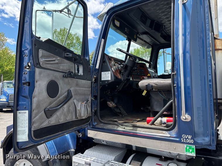 image for item EM0115 2007 Western Star 4900 box truck
