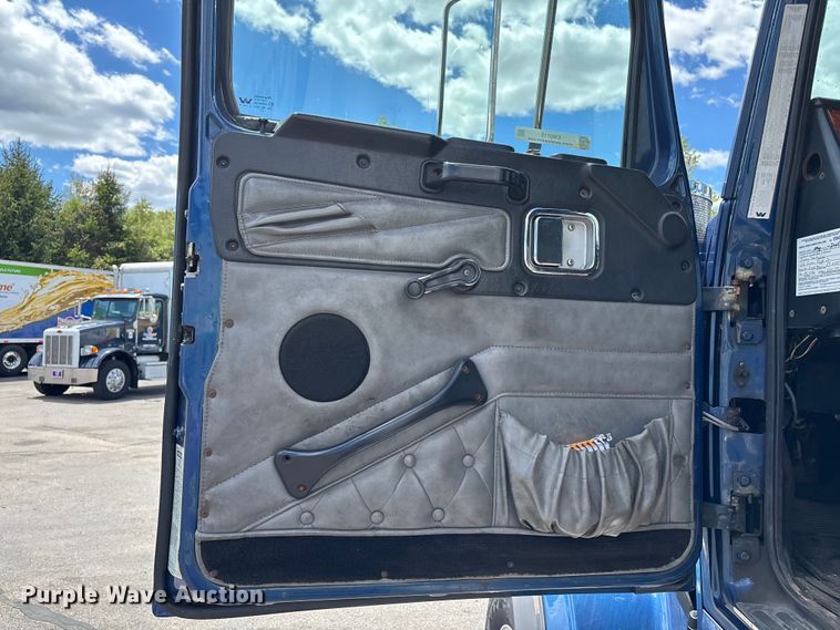 image for item EM0115 2007 Western Star 4900 box truck