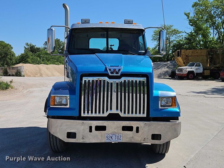 image for item EO7333 2020 Western Star 4700 semi truck