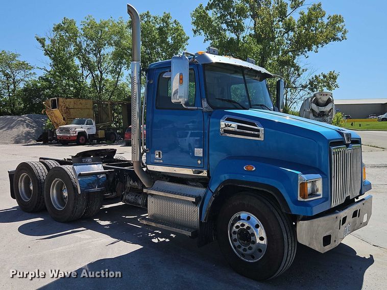 image for item EO7333 2020 Western Star 4700 semi truck