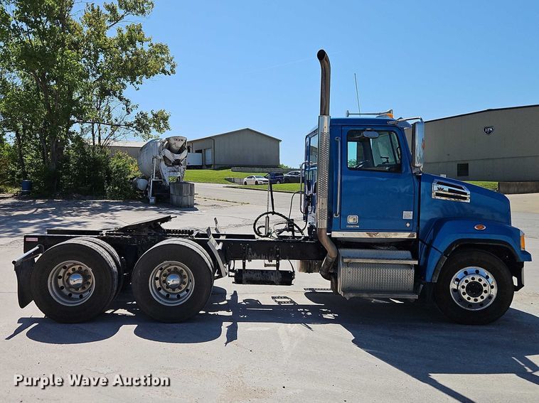 image for item EO7333 2020 Western Star 4700 semi truck