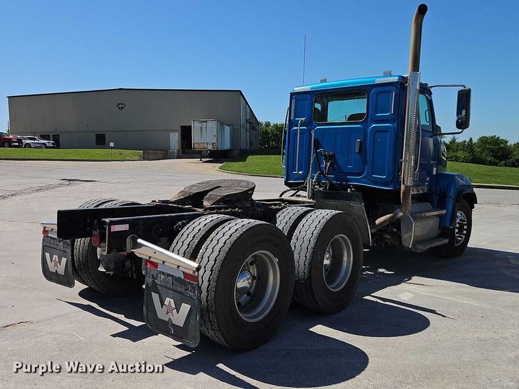 image for item EO7333 2020 Western Star 4700 semi truck