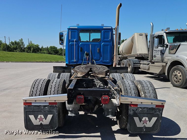 image for item EO7333 2020 Western Star 4700 semi truck