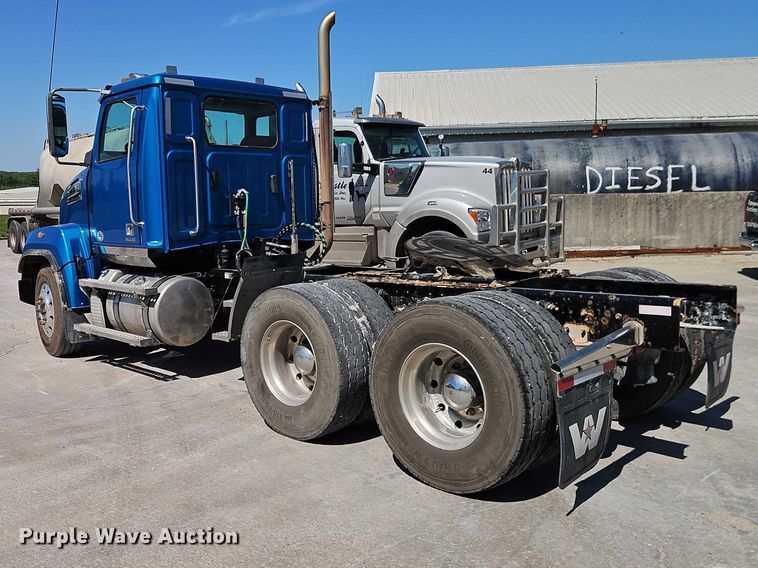 image for item EO7333 2020 Western Star 4700 semi truck