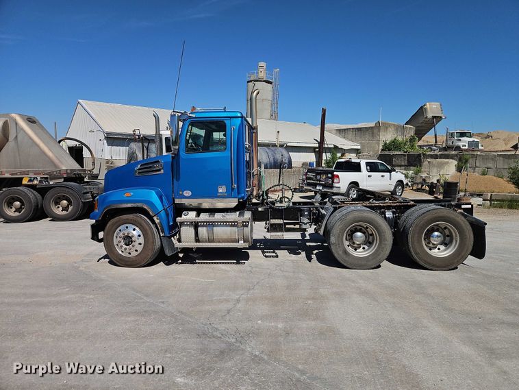 image for item EO7333 2020 Western Star 4700 semi truck