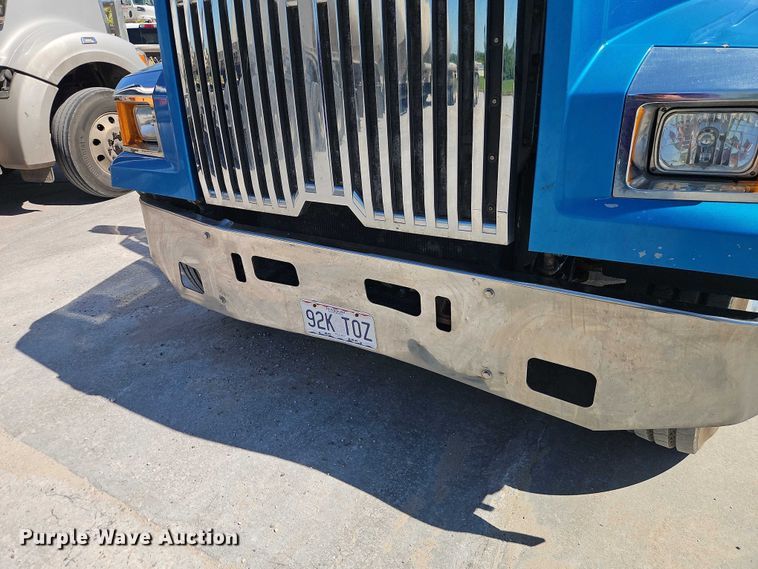 image for item EO7333 2020 Western Star 4700 semi truck