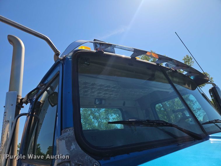 image for item EO7333 2020 Western Star 4700 semi truck