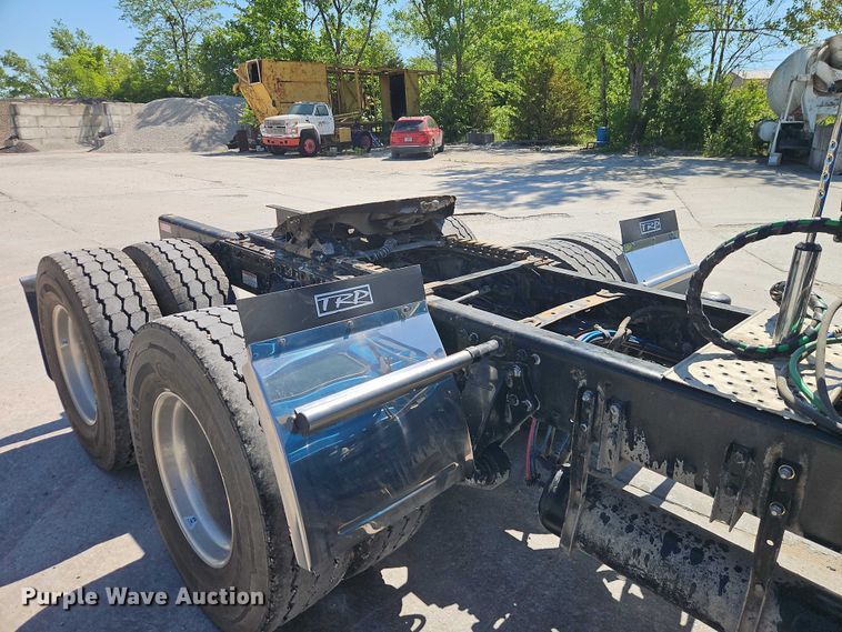 image for item EO7333 2020 Western Star 4700 semi truck