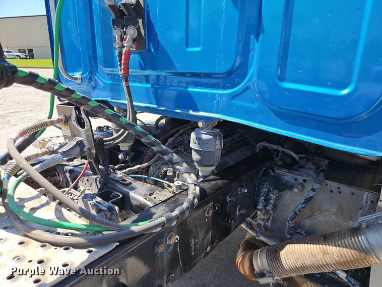 image for item EO7333 2020 Western Star 4700 semi truck