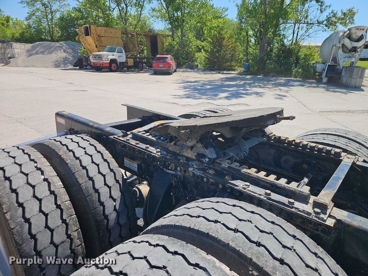 image for item EO7333 2020 Western Star 4700 semi truck