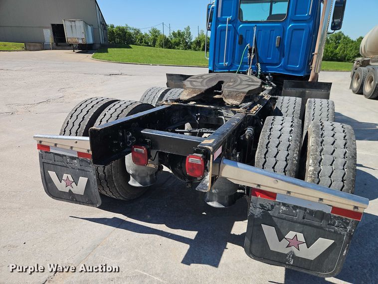 image for item EO7333 2020 Western Star 4700 semi truck