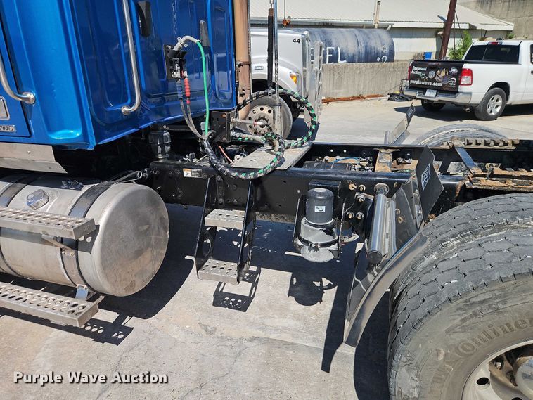 image for item EO7333 2020 Western Star 4700 semi truck