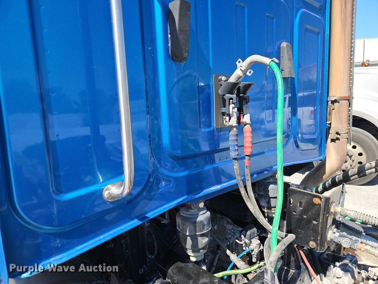 image for item EO7333 2020 Western Star 4700 semi truck