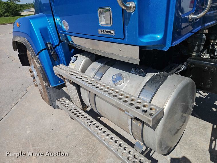 image for item EO7333 2020 Western Star 4700 semi truck