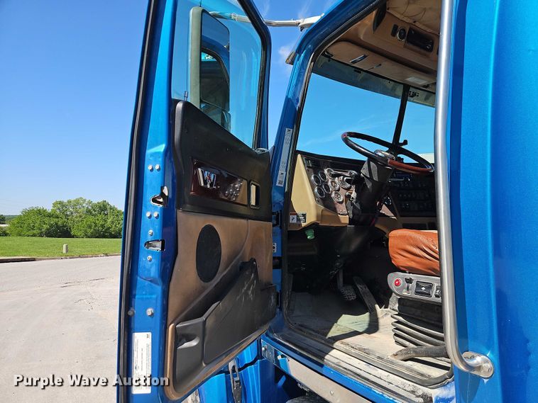 image for item EO7333 2020 Western Star 4700 semi truck