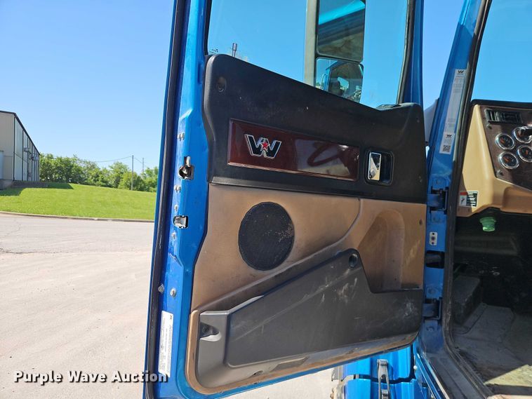 image for item EO7333 2020 Western Star 4700 semi truck