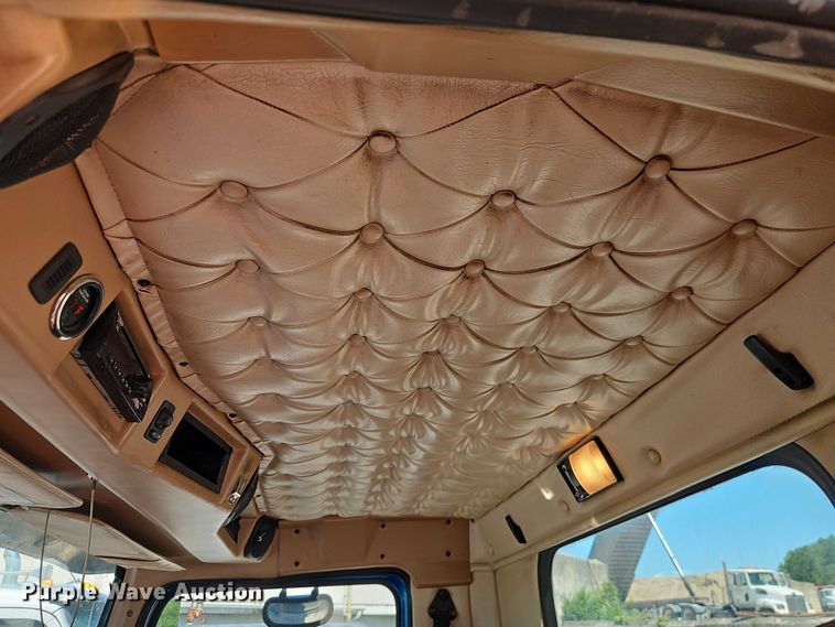 image for item EO7333 2020 Western Star 4700 semi truck