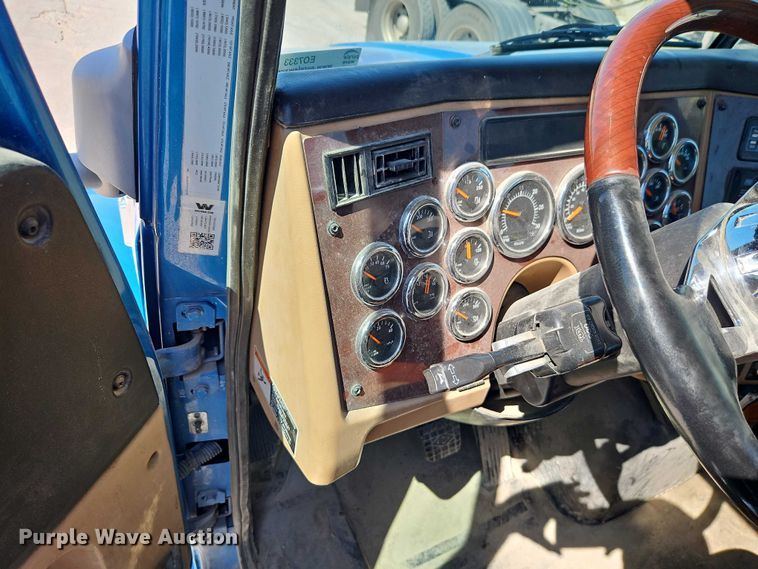image for item EO7333 2020 Western Star 4700 semi truck