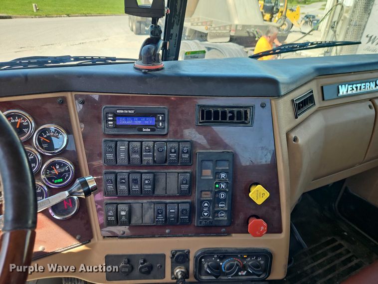image for item EO7333 2020 Western Star 4700 semi truck