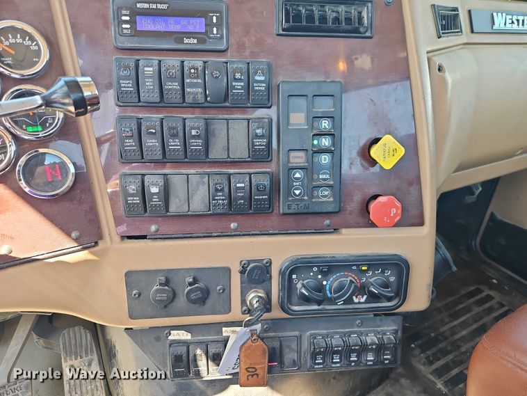 image for item EO7333 2020 Western Star 4700 semi truck
