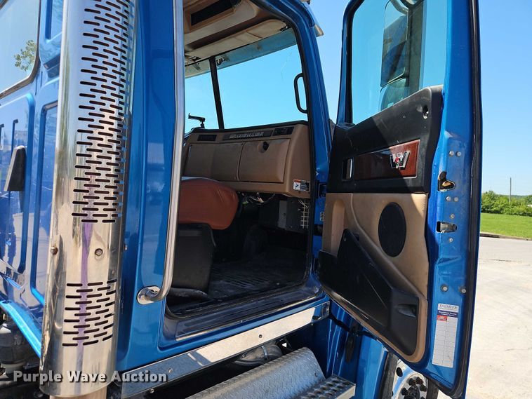 image for item EO7333 2020 Western Star 4700 semi truck