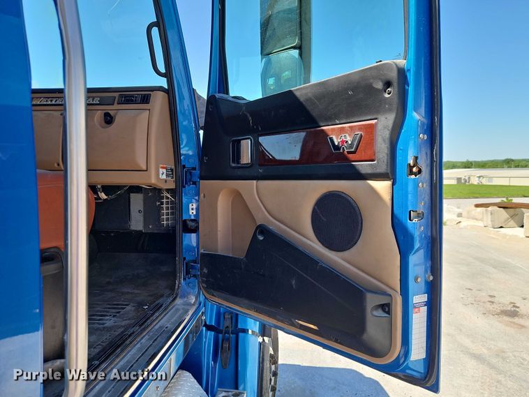 image for item EO7333 2020 Western Star 4700 semi truck