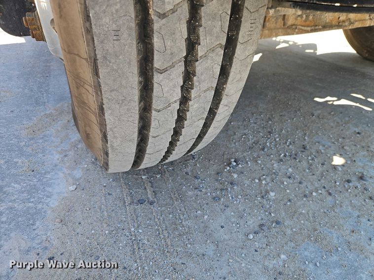 image for item EO7333 2020 Western Star 4700 semi truck