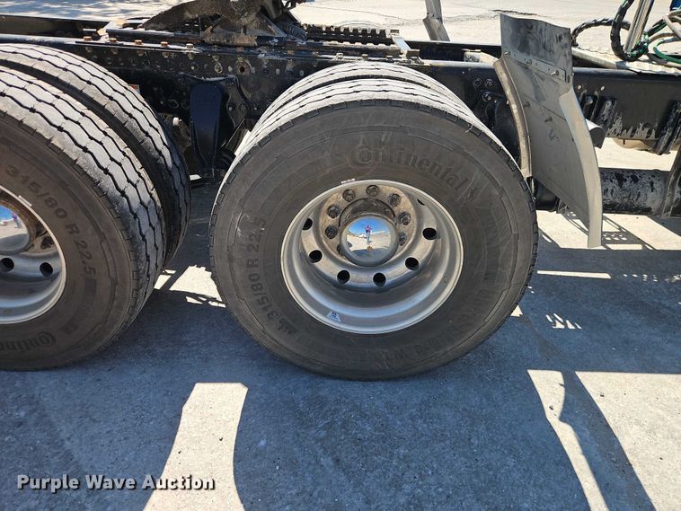 image for item EO7333 2020 Western Star 4700 semi truck