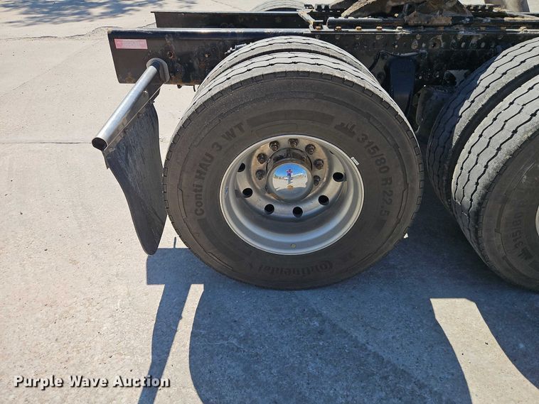 image for item EO7333 2020 Western Star 4700 semi truck