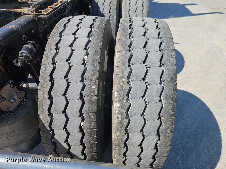image for item EO7333 2020 Western Star 4700 semi truck