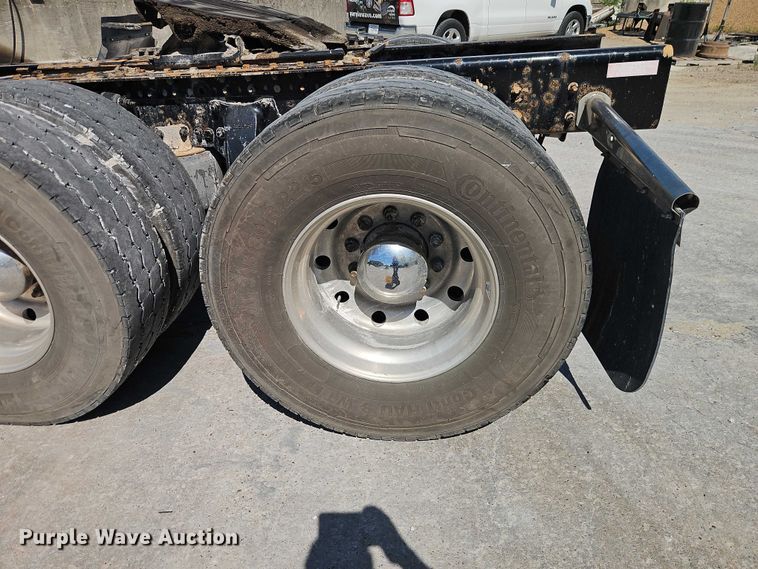 image for item EO7333 2020 Western Star 4700 semi truck