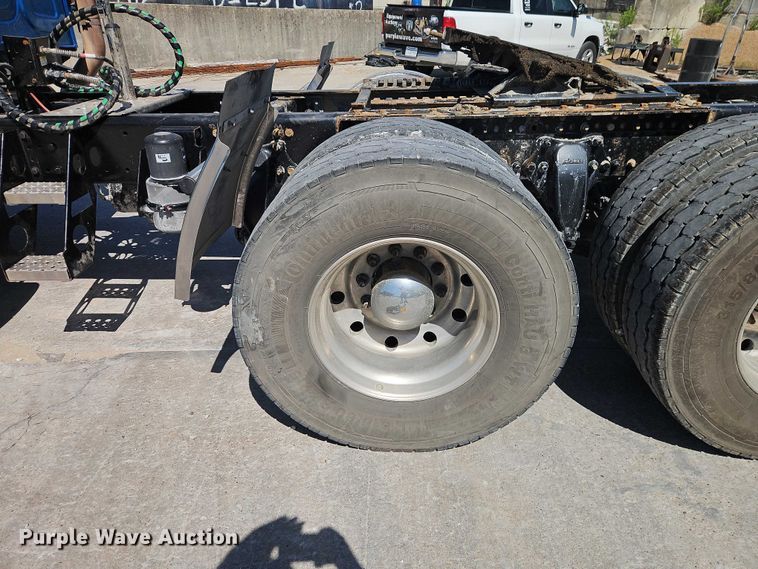 image for item EO7333 2020 Western Star 4700 semi truck