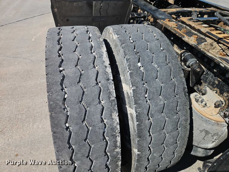 image for item EO7333 2020 Western Star 4700 semi truck