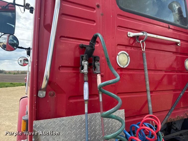 image for item ER0488 2007 Volvo Truck VNM semi truck