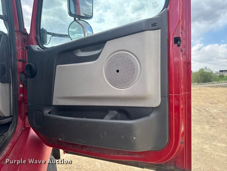 image for item ER0488 2007 Volvo Truck VNM semi truck