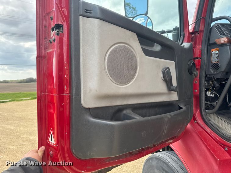 image for item ER0488 2007 Volvo Truck VNM semi truck